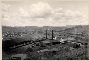 Vista del patio de trenes y edificios industriales cerca de la construcción del Canal de Panamá